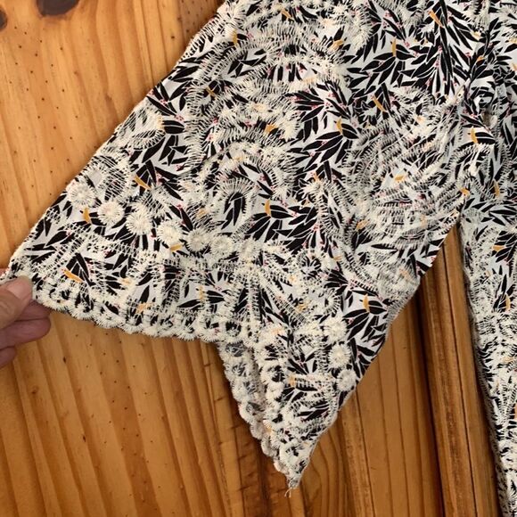 ***** 5 for $25 NWOT Solitaire Beautifully Embroidered Top - Picture 2 of 5